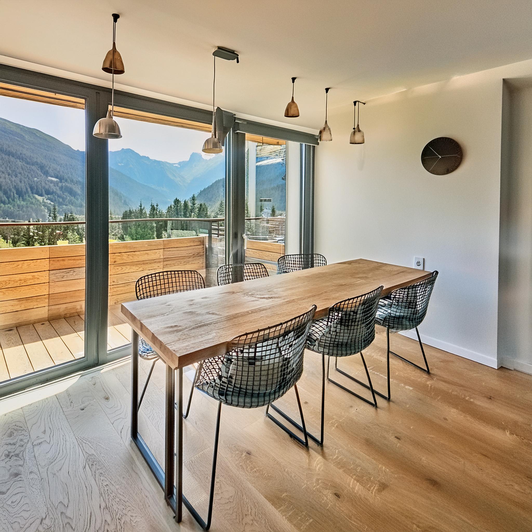 Modernes, hochwertiges Esszimmer mit schönem Ausblick auf die Tiroler Bergwelt.