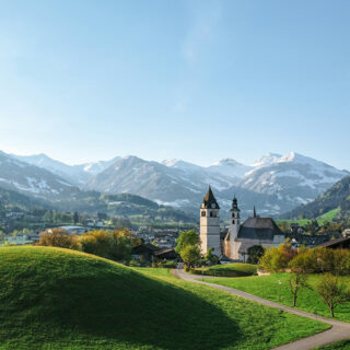 Aussicht auf das Dorf Kitzbühel und die Kitzbüheler Alpen im Hintergrund.