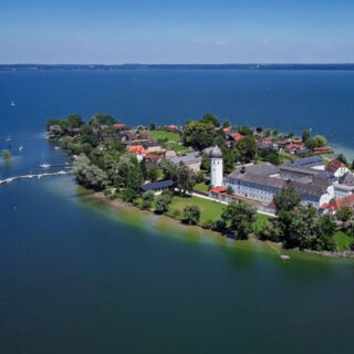 Ausblick auf die Insel Frauenchiemsee aus der Luft.