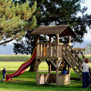 Ein Kinderspielplatz im Grünen.