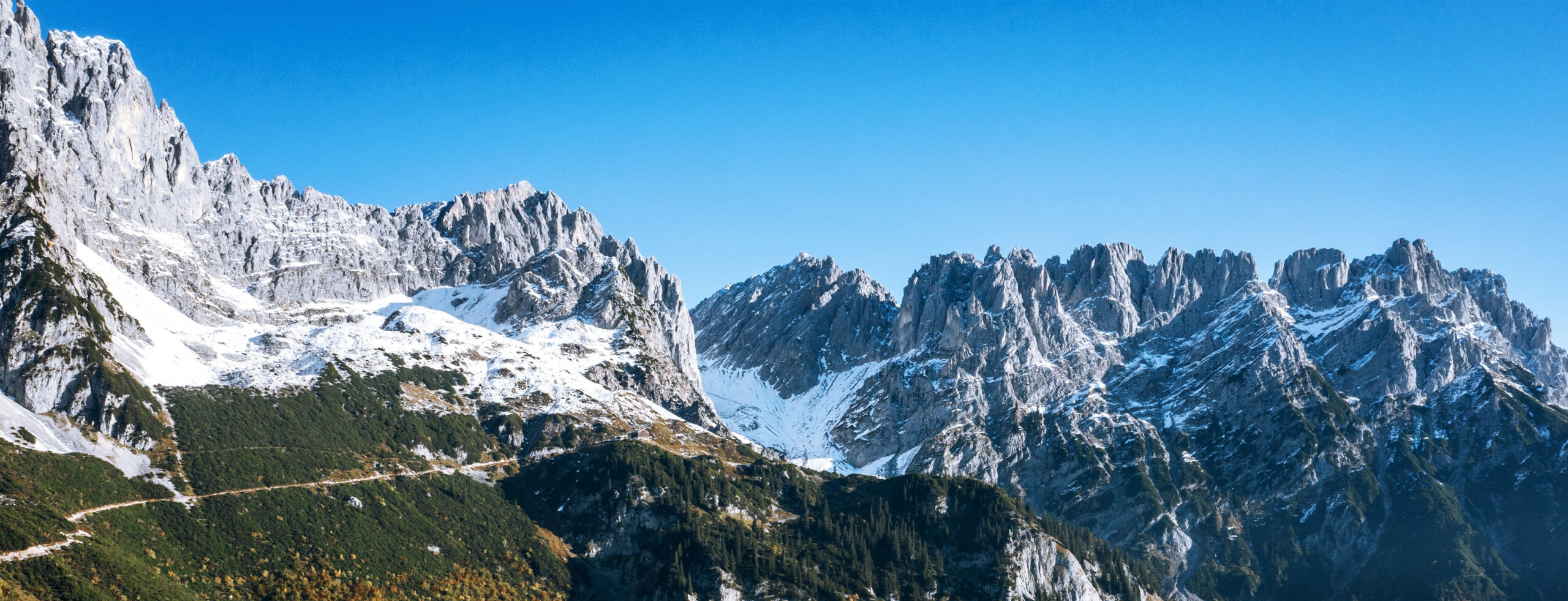 Aussicht auf den Wilden Kaiser von einem Wanderweg.